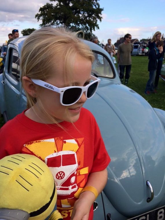 #OhSoRetro White Plastic Sunglasses - Image 10